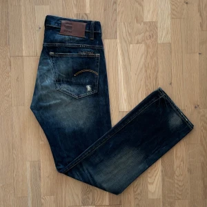 G-star jeans - Säljer ett fint par g-star jeans i utmärkt skick utan några slags defekter. Jeansen är i storleken  w33 l32 och är i en blå färg. De har fina slitningar. Har du några som helst frågor så är det bara att hojta till! 
