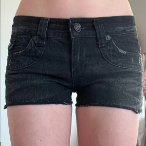 Svarta lågmidjade jeansshorts - Supersnygga shorts som tyvärr inte har kommit till användning! Är lite för små för mig därför säljer jag. Skitsnygga till sommaren med en vit topp eller liknande! ❣️midjemåttet är 39cm