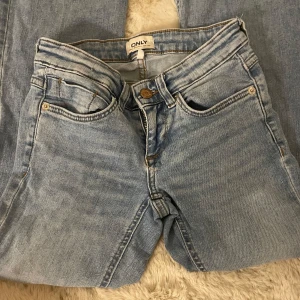 low waist bootcut jeans  - Säljer ett par klassiska ljusblå jeans från ONLY som är lågmidjade och bootcut.💕