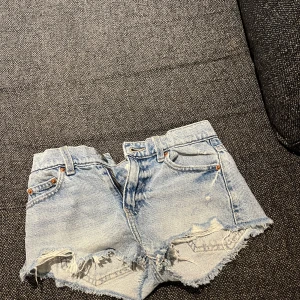 Ljusblå jeansshorts från Gina Tricot - Säljer ett par ljusblå jeansshorts från Gina Tricot med fransade kanter och klassisk femficksdesign. Lågmidjade med slitningar längst ner. Kontakta mig vid fler frågor eller funderingar 💗