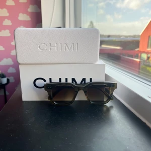 Gröna solglasögon från CHIMI - Snygga solglasögon från CHIMI i en transparent grön färg med fyrkantig form. Modellen är markerad med '04 GREEN' och har en stilren design, perfekt för dig som vill sticka ut. Kommer med originaletui och box. Inga defekter och inte super använda, säljer då de inte används längre. Köpta i chimi butik på nk i Göteborg. PRIS KAN ABSOLUT DISKUTERAS 💕