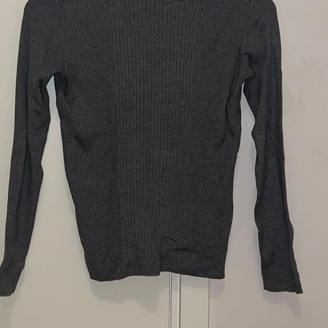 Grå ribbad tröja från H&M - 1