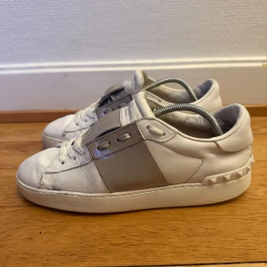 Valentino open sneakers - Säljer nu dessa fina valentino open skor | Storlek 38 | Fint skick | Kvitto ingår också som intygar äktheten | Hör gärna av er vid frågor eller funderingar 😊
