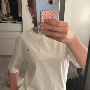  t-shirt från ICANIWILL - Säljer en klassisk vit t-shirt från ICANIWILL med diskret broderad logga på bröstet. 