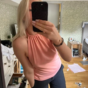 rosa topp - Sytt själv :) lite korallrosa aktig topp. Strl XS/S