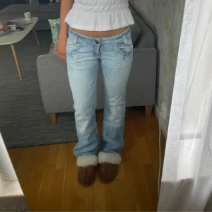 Lowwaist jeans - Jeans,midja (raktöver): 37 innerbenslängd: 77. Säljer då jag ej gillade dom( bilderna är från tjejen jag köpte dom av)