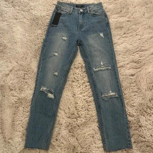 Pretty Little Things Jeans - Helt oanvända jeans från Plt. Säljer då de ej kommer till användning. 
