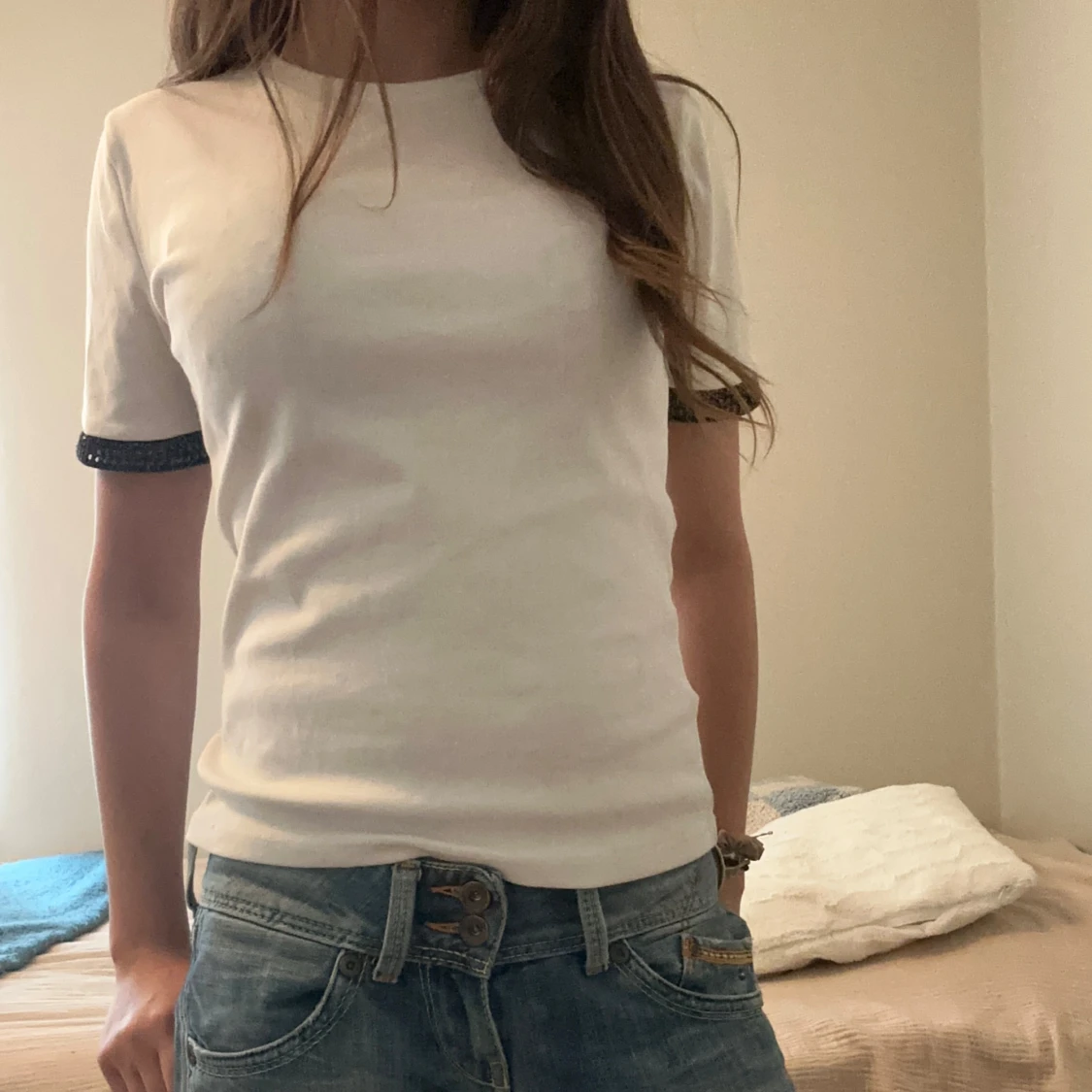 Vit t-shirt med svarta detaljer - 1