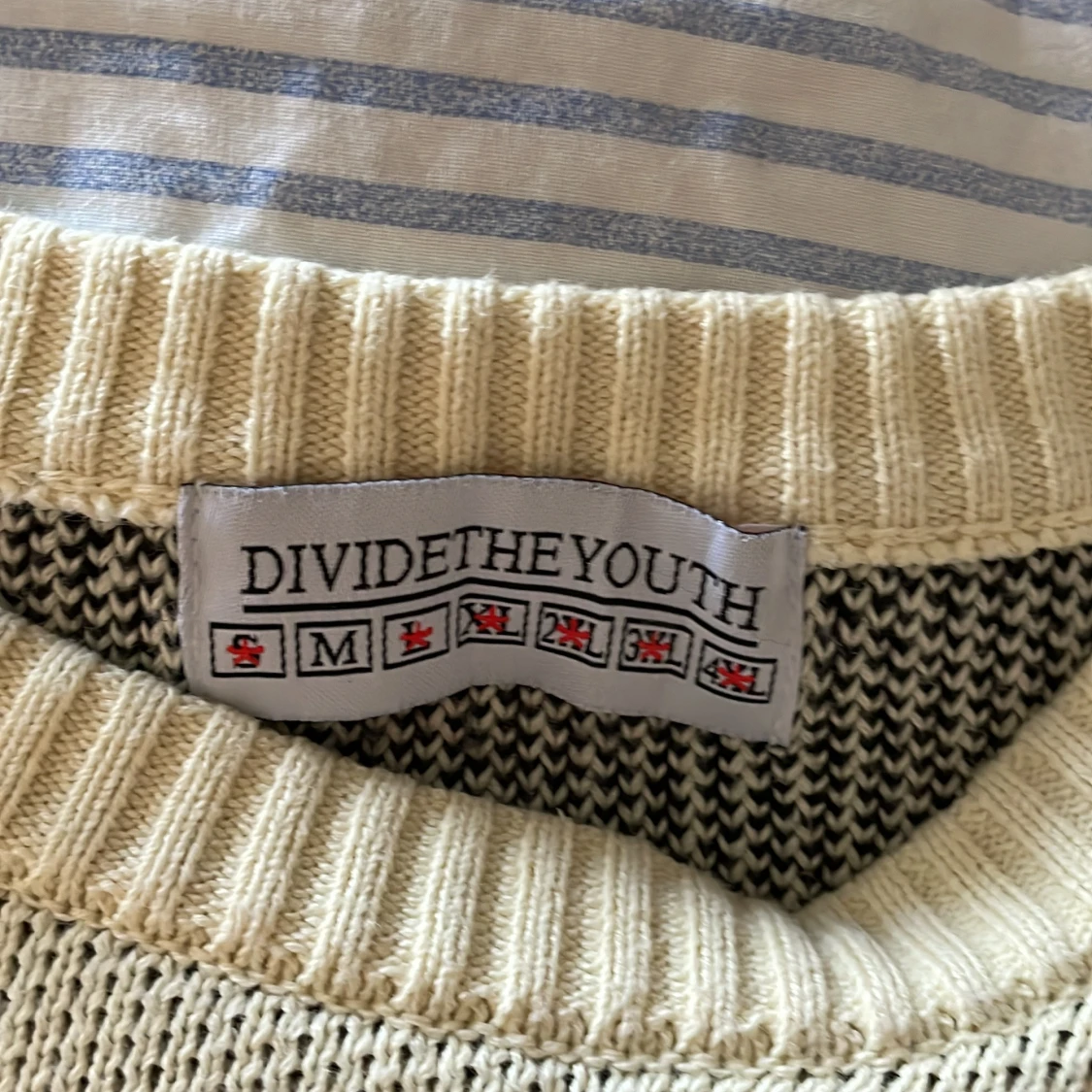 Beige stickad tröja från Divide The Youth - 2