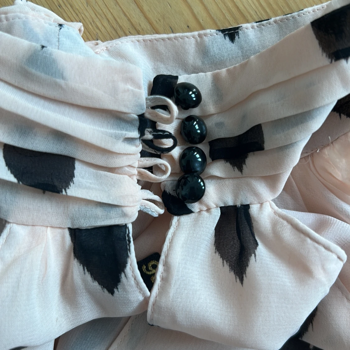 Ljusrosa halterneck blus med svarta hjärtan - 2