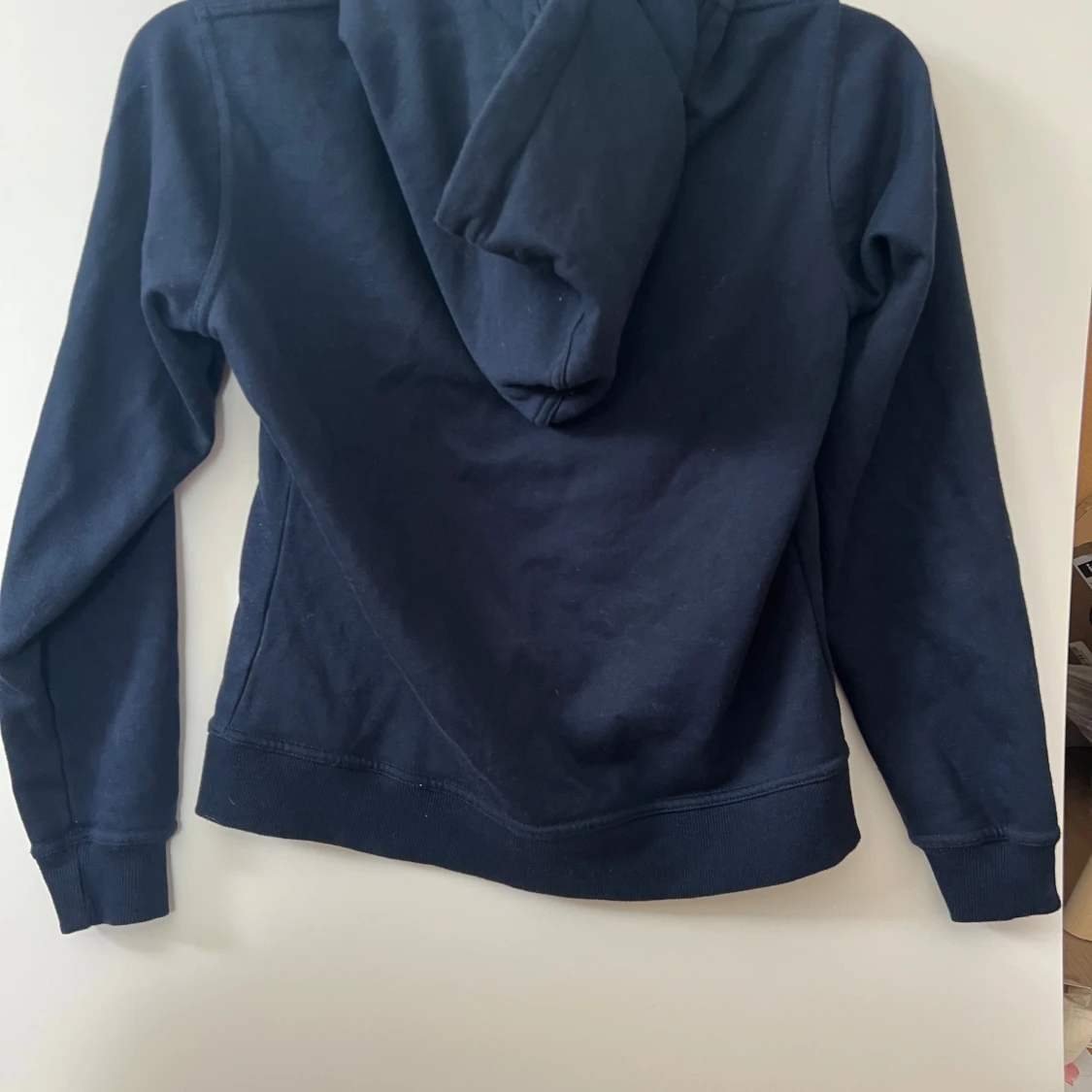 Mörkblå hoodie med dragkedja från Marine - 1