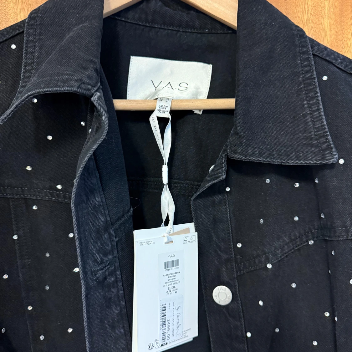 Svart jeansjacka med pärlor/nitar från YAS - 1