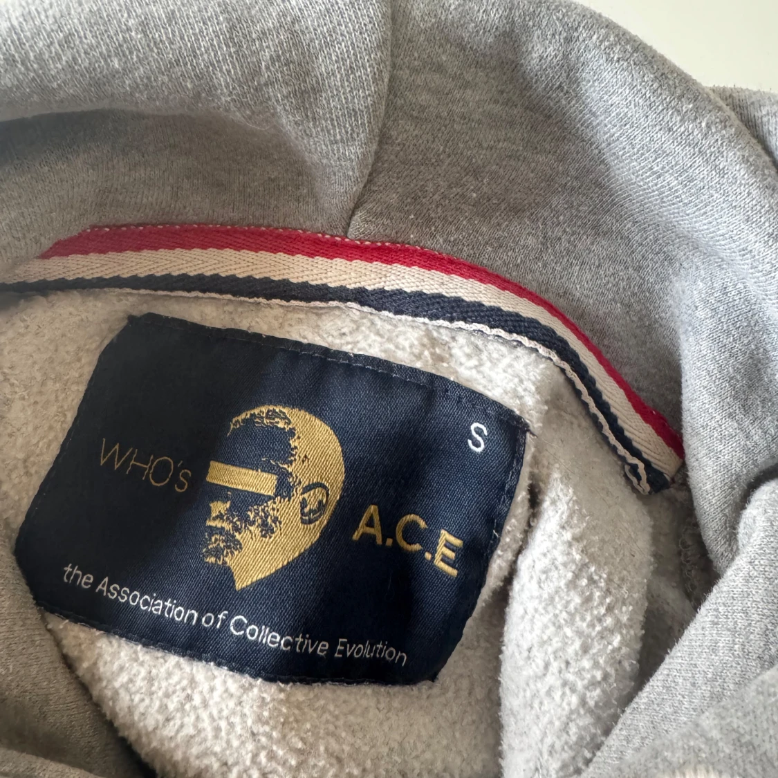Grå hoodie från WHO'S A.C.E - 1