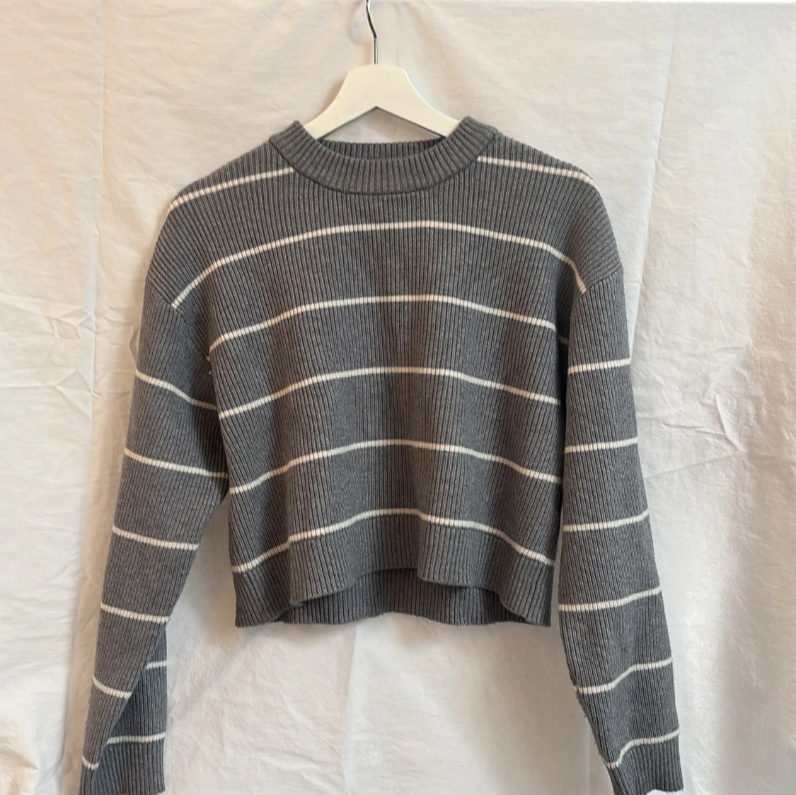 Grå randig croppad stickad tröja från Zara