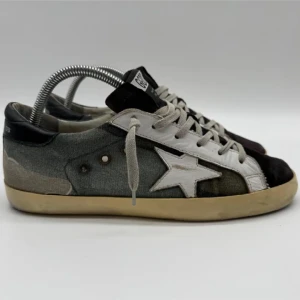 Golden Goose sneakers med stjärndetalj - •Golden goose   •Skick: 7.8/10   •Nypris: 6000    •storlek: 40 men passar även 41   • inre sula: 26.7cm.   hör av er vid intresse! 