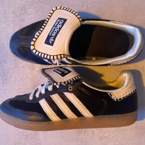 Adidas Samba Wales Bonner använt skick - Säljer ett par Adidas Samba x Wales Bonner i svart och vitt. Väldigt använda, lite creasade och texten i sulan har gått bort. Men enligt mig fortfarande otroligt snygga! Allt OG medföljer, skriv vid frågor.