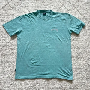 Stussy tee - Stork: XL. Skick: 7/10