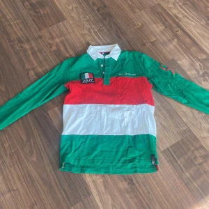 Flerfärgad långärmad pikétröja från Sail Racing - Säljer en sail racing piké tröja. Den är i väldigt bra skick använd få tal gånger 