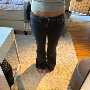 Svarta bootcut jeans - Säljer ett par svarta bootcut jeans med en låg midja i passform🖤jeansen är i storlek 40 men passar en 38