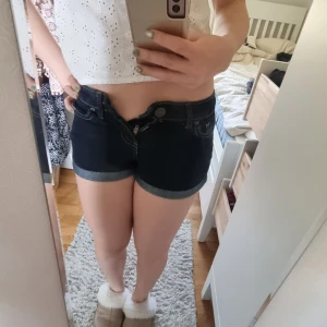 Jeans shorts  - Ett par fina lågmidjade jeans shorts i mörkblå . har använt men i gott skick . Säljer för att det tyvärr är för små.  Frakt ingår inte