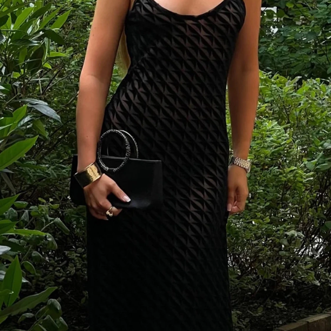 Svart långklänning med geometriskt mönster