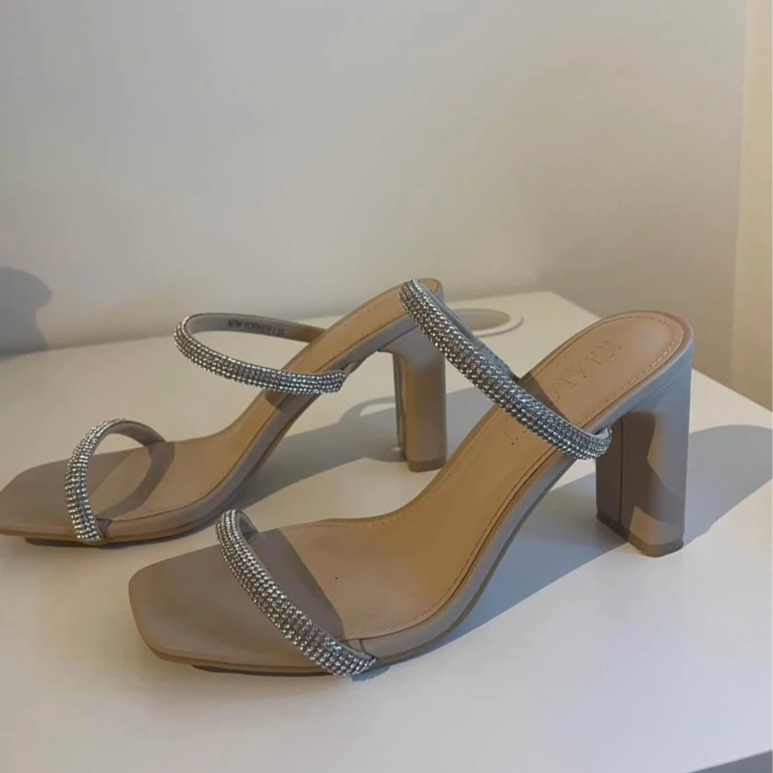 Beige sandaler med klack och glittriga remmar - 2