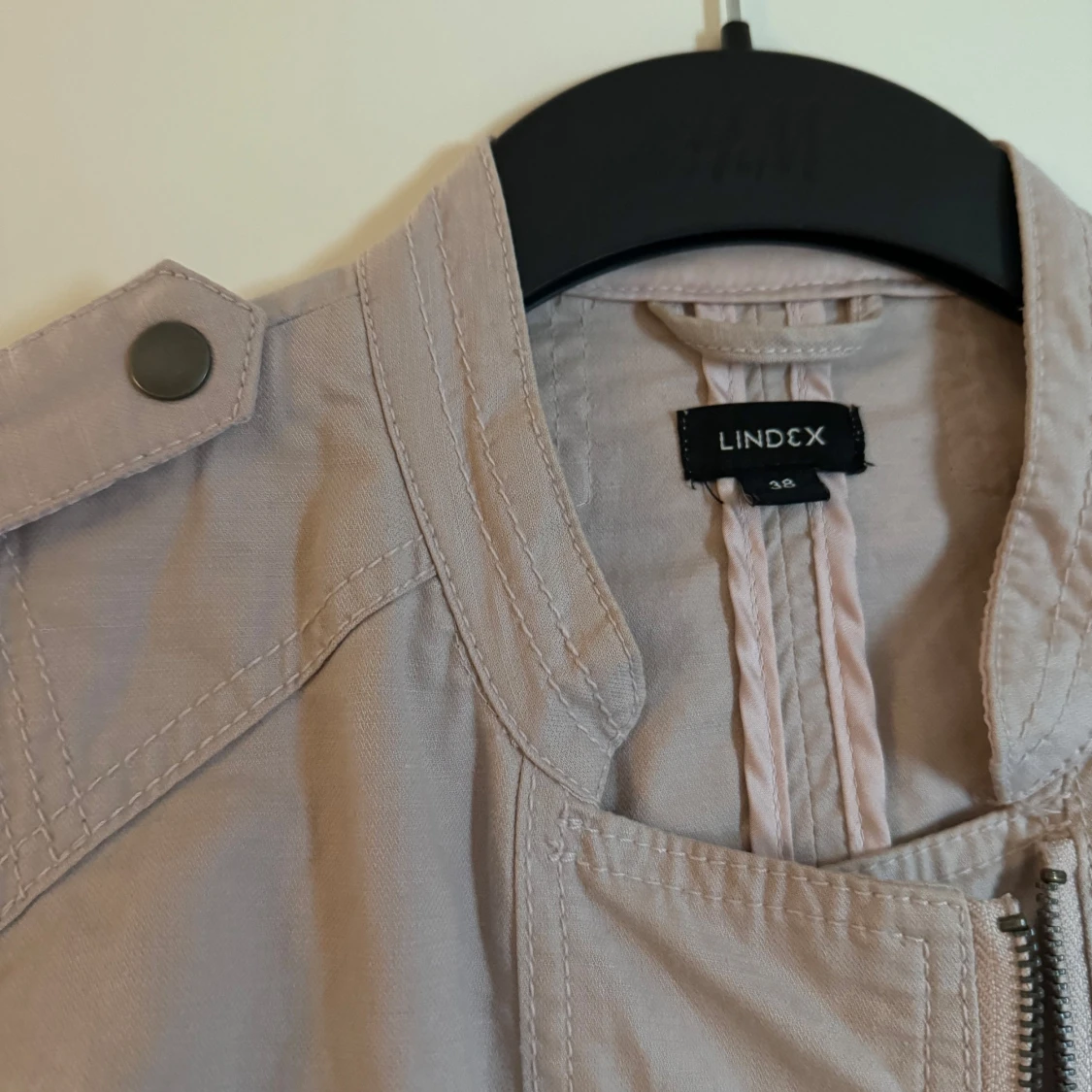 Beige jacka från Lindex med dragkedja - 2