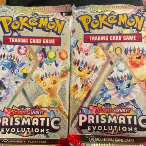 Pokémon Scarlet & Violet Prismatic Evolutions Booster Pack - Säljer boosterpack från Pokémon Scarlet & Violet Prismatic Evolutions. Varje paket innehåller 10 samlarkort med motiv av Eevee och dess utvecklingar. Perfekt för dig som vill utöka din samling eller spela Trading Card Game.