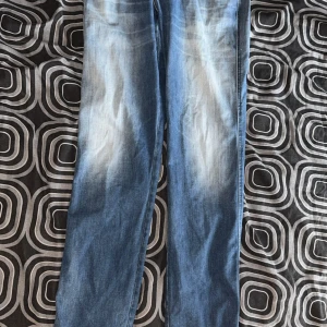 Ljusblå jeansbyxor med raka ben - Säljer ett par ljusblå jeansbyxor replay anbass i storlek W32 L36. Ganska långa för mig som är ≈1,86 men sitter bra ändå, en tråd har låstnat som man ser på en av bilderna, hör gärna av er för mer bilder.