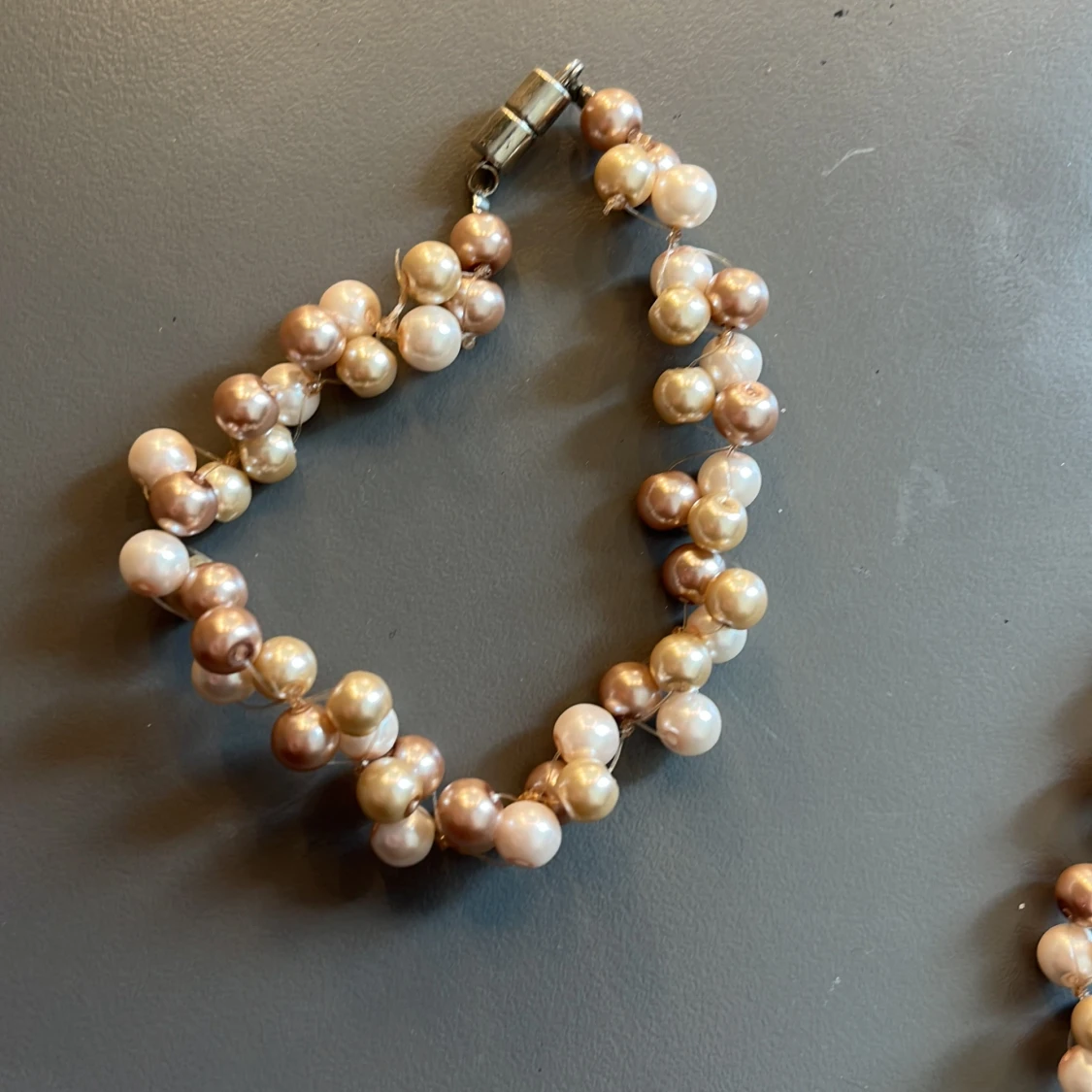 Pärlset halsband och armband i guld- och champagnefärg - 2