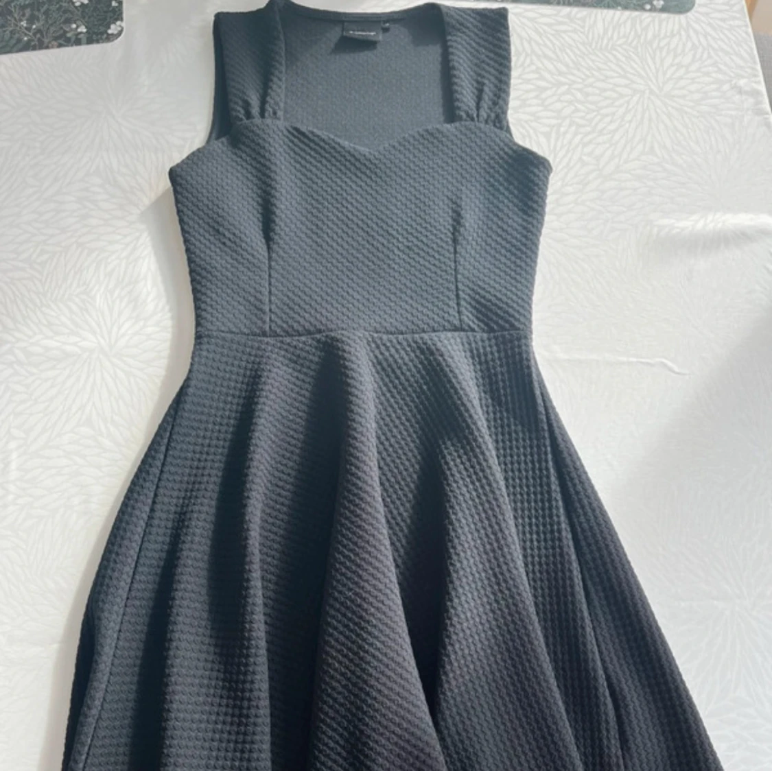 Svart klänning med breda axelband - 1