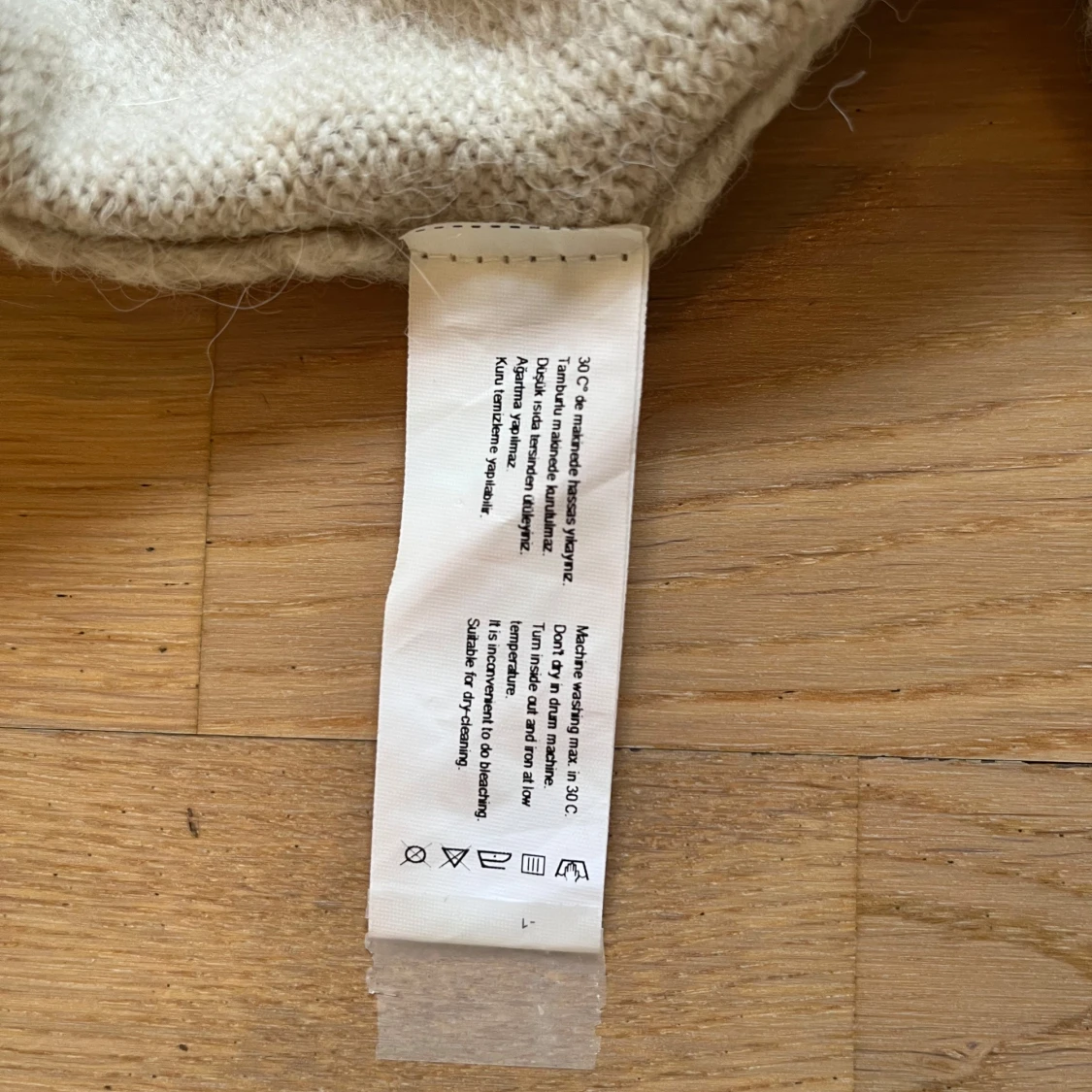 Beige stickad tröja med volang från Dilvin - 4