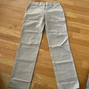 Beige kostymbyxor från MNG - Snygga beige kostymbyxor från MNG med klassisk rak passform och mid waist. 