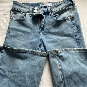 Ljusblå jeansbyxor från Garage Denim - Jätte fina ljusblå jeansbyxor från Garage Denim med låg till mid waist och flare-ben. Byxorna är i US size men funkar som 36 och 38. 