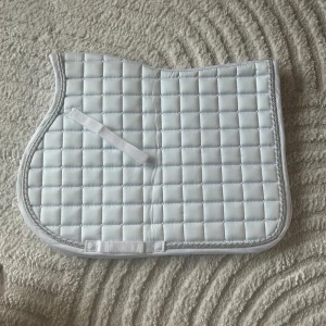 Vitt schabrak (Lami-Cell)  - Vitt hopp schabrak (Lami-Cell) med silver detaljer. Aldrig använt eller testat. Jätte fint skick.