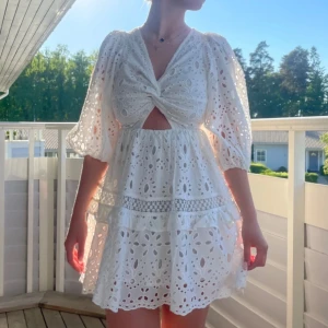 Vit studentklänning, maje liknande - Kort klänning med trekvartsärmar, perfekt till sommar och student