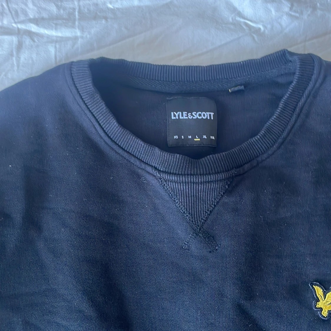 Svart sweatshirt från Lyle & Scott - 1
