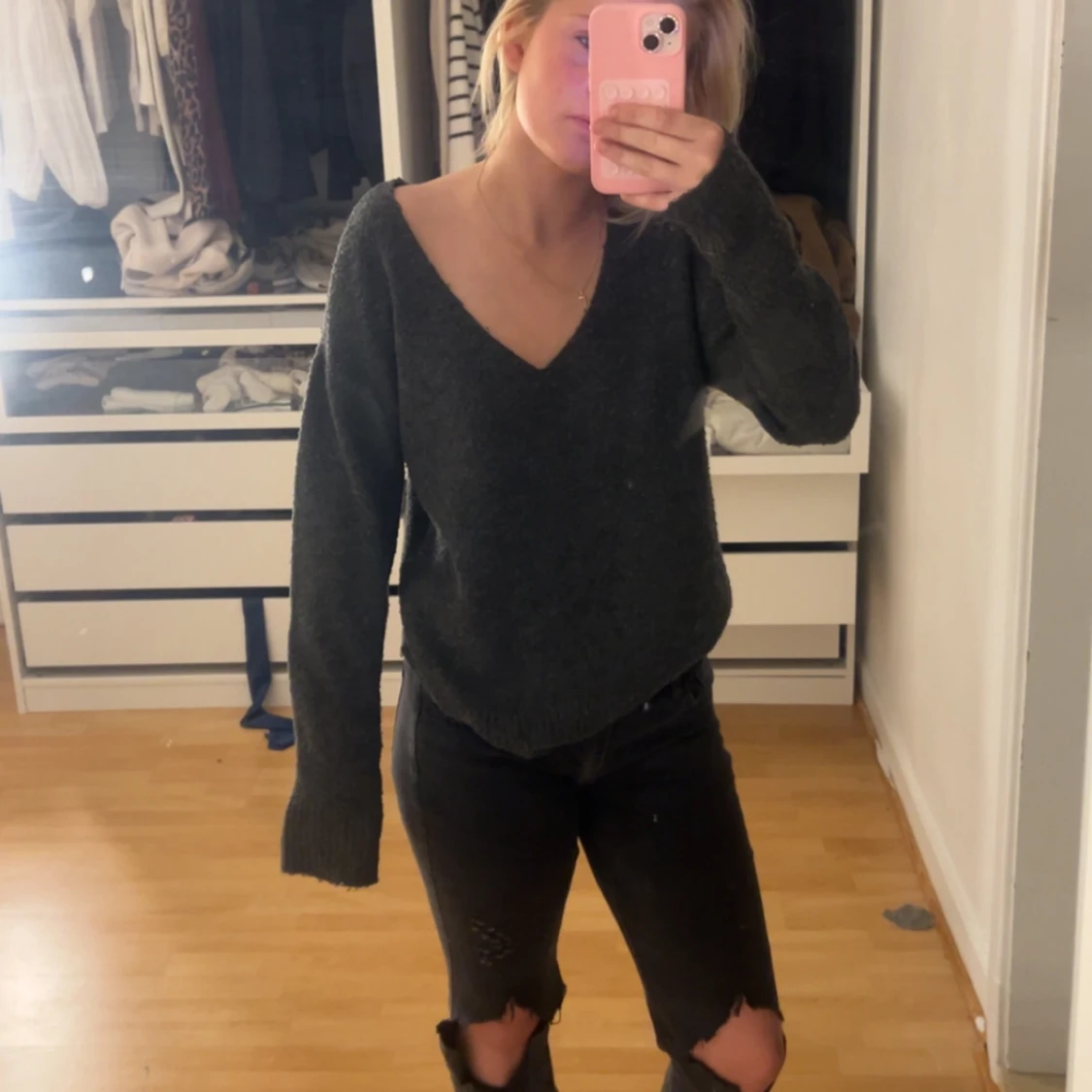 Mörkgrå v-ringad stickad tröja