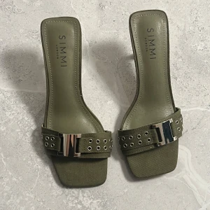 Olivgröna klackskor - Säljer ett par unika olivgröna klackar med detlajer 😍 Aldrig använda då jag köpte fel storlek. 🤍