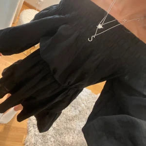 Svart offshoulder klänning med volang - Jätte fin klänning som är perfekt nu till sommaren som jag köpte i Spanien på hm 🩷🩷🙌🏼