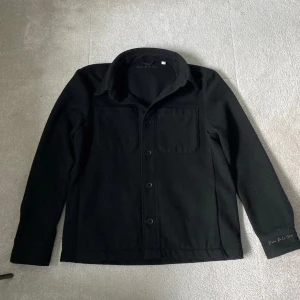 Donce de la sense overshirt  - Jätte fet overshirt från donce de la sense i storlek xs men kan även passa s. Modellen är 177 väger 68 kg. Nypris 1500 mitt pris 799. Obs priset ej helt hugget i sten