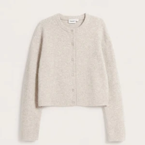 Beige croppad kofta från Kappahl - Mysig beige kofta från Kappahl med croppad passform. Nästan oanvänd. Säljer pga att jag inte tycker den passar min kroppsform ☺️(bara att fråga om fler tydligare bilder)