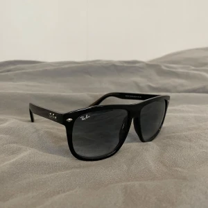 Rayban boyfriends - Säljer ett par riktigt feta solglasögon som är perfekta till sommaren. Har tyvärr ingen orginal förpackning men glasögonen själva är som nya! Priset går att diskuteras!