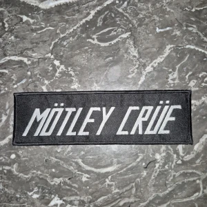 Mötley Crüe tygmärke! - Vad sägs om ett oanvänt tygmärke med coolaste Mötley Crüe? 😎 Inte nyskick men knappt använt! Passar perfekt att sy på jackan, västen, väskan eller kanske som annan dekor? Kika gärna in min shop för eventuella bundles! 🌟