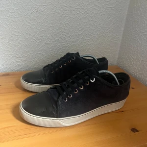 Lanvins mocka med glansig detaljer - Säljer ett par Lanvins cap toe med ovandel i mocka och snygga glansig design på tån. Perfekta för en stilren och clean look. Tyvärr inget og ingår men de är självklart äkta. Lite bevis på användning men annars riktigt fräscha, ny pris :5200kr skriv vid fler funderingar😊pris kan diskuteras. MVH 🔥VGClothing🔥storlek uk7 motsvarar 41-42 pris ej huggit i sten