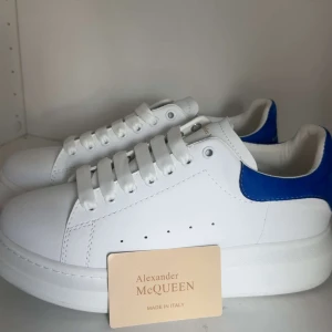 Alexander McQUEEN skor - Nya skor skicka 9/10 använd endast nån enstaka gång. Självklart autentiska. Pris kan diskuteras vid snabb affär