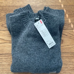 Grå stickad tröja från Uniqlo - SPlLITTERNY & Mysig grå stickad tröja från Uniqlo med klassisk rund halsringning och ribbade muddar. Perfekt för vårens kyliga kvällar och enkel att matcha med olika outfits. Nypis ~600kr Mitt pris: 189kr                                       Hör av dig vid varenda fundering! Alla frågor är välkomna!
