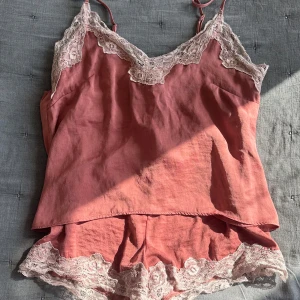Pyjamas💕💕💕 - Pyjamas set i rosa/röd! Fint skick❣️❣️storlek runt M men passar S och Xs