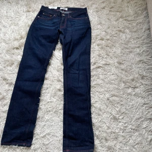 Acne studios  - Tja, nu säljer jag ett par coola jeans ifrån Acne Studios. Jeansenhar coola röda sömmar och även en riktigt cool tvätt. Jeansen är i storleken w30 l32 och i modellen slimfit. Om du har några frågor eller funderingar är det bara att höra av sig! :)