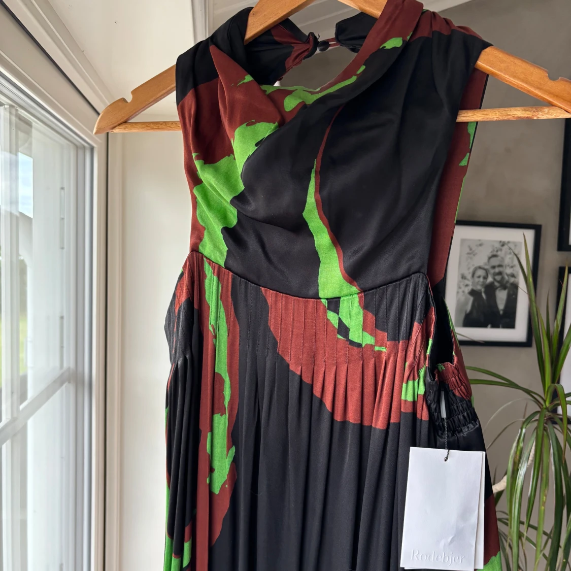 Svart långklänning med grönt och rött mönster från Rodebjer - 3